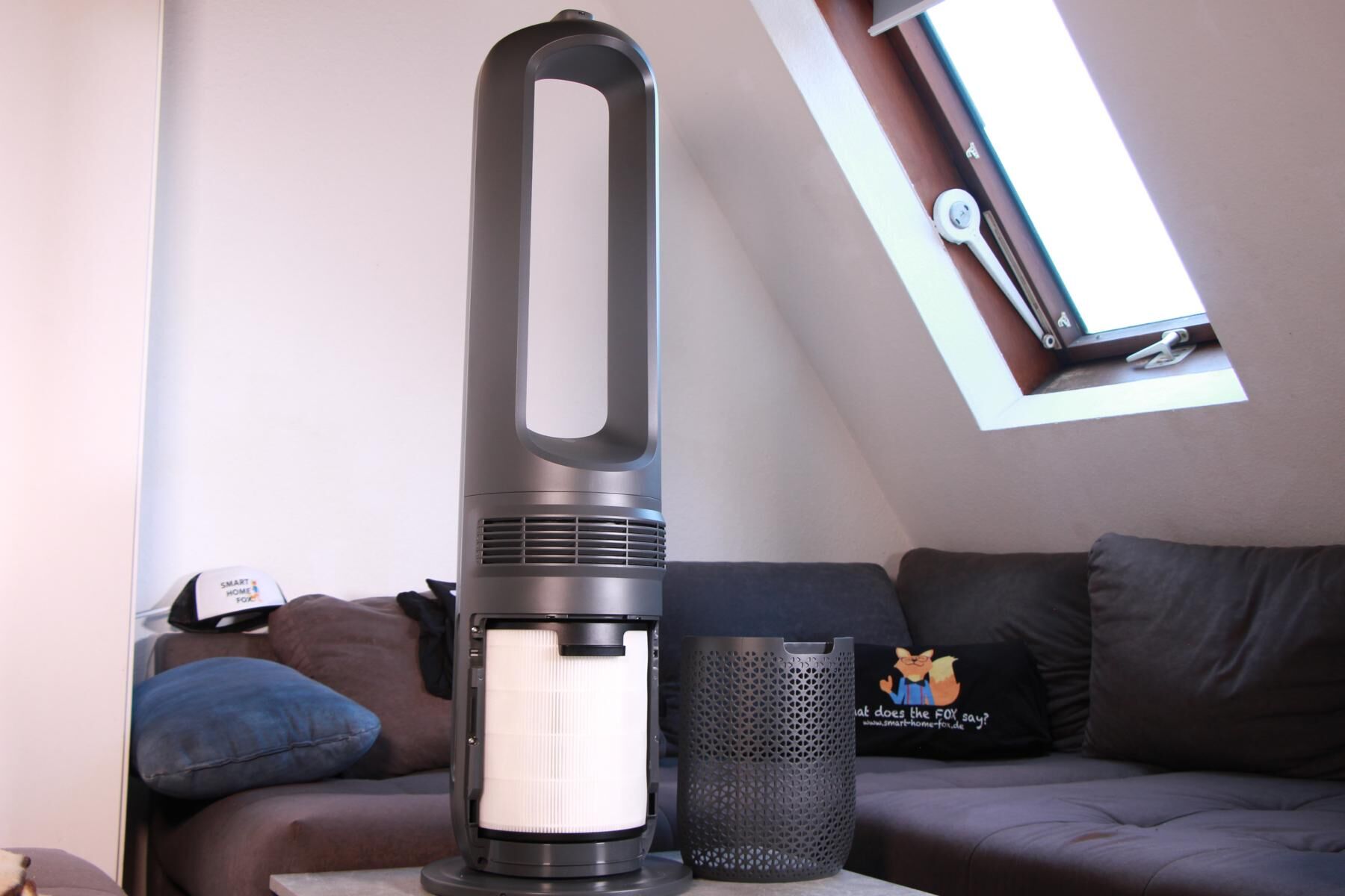 Der Kombifilter des Philips Air Performer Series 8000 (AMF870/15) ist im Fach im Sockel des Geräts eingesetzt.